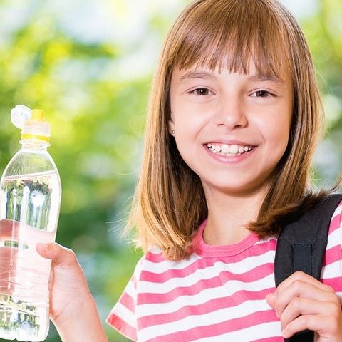 Αφυδάτωση στα παιδιά: Πώς επηρεάζει τις σχολικές επιδόσεις