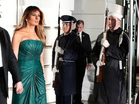 Οι δύο εντυπωσιακές εμφανίσεις της Melania Trump: Από το επίσημο δείπνο, στο chic πρωινό look