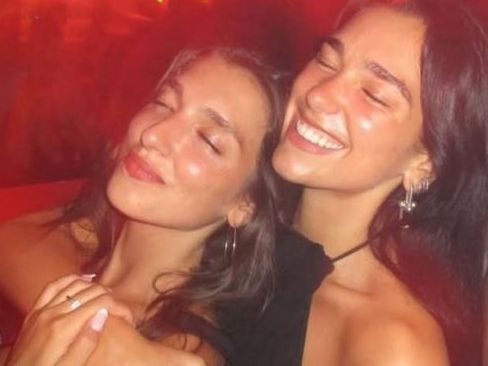 Η Dua Lipa έγινε 30: Οι φωτό με την αδελφή της, οι περιπέτειες με τον καλό της & τα 4 ρεκόρ Guiness
