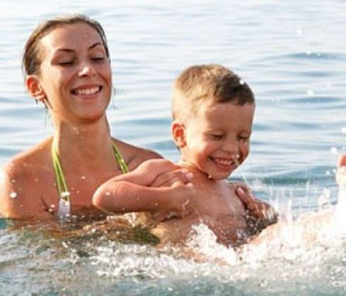 Έτσι θα μάθετε στο παιδί σας να κολυμπάει!