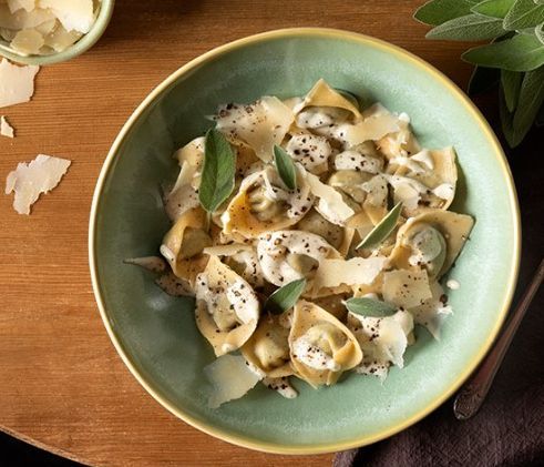 Άκης Πετρετζίκης: Σπιτικά τορτελίνι γεμιστά με σπανάκι και φασκόμηλο