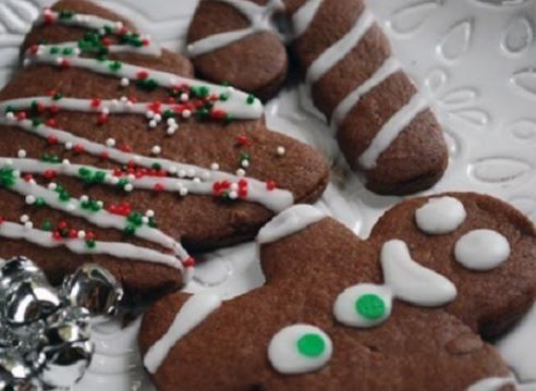 Συνταγή για σοκολατένια χριστουγεννιάτικα μπισκότα με 5 μόνο υλικά!