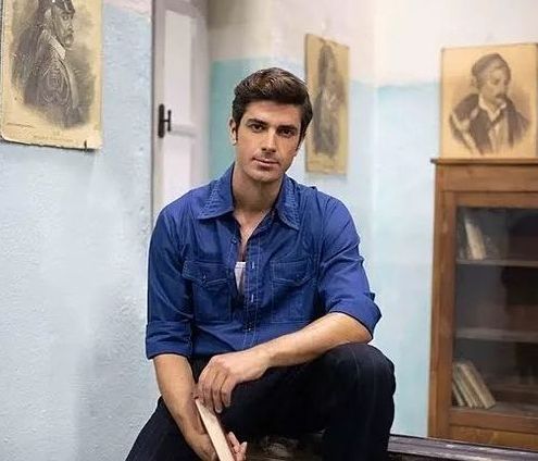 Spoiler Άγριες Μέλισσες: Ο Λάμπρος φεύγει και η Μαρία Καλλιμάνη είναι η νέα δασκάλα στο Διαφάνι!