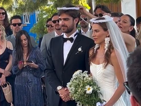 Ο γάμος της Μελίας Κράιλινγκ στο νησί που λάτρεψε στους Πανθέους & η λεπτομέρεια στο bridal look