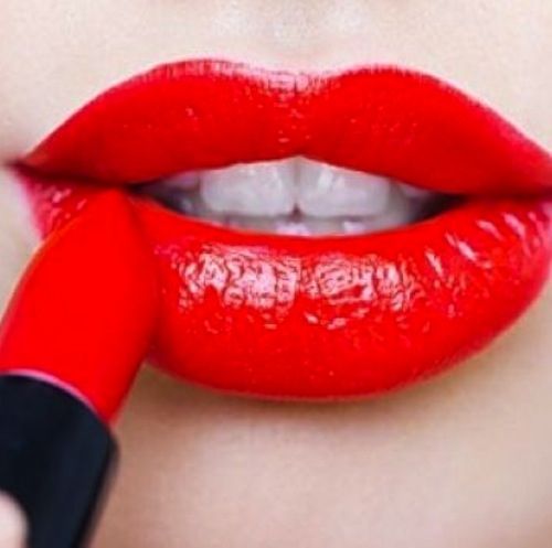 Έτσι θα κάνετε το κραγιόν σας να μείνει στα χείλη σας!