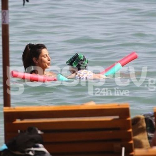 Οι βουτιές της Κατερίνας Παπουτσάκη με τον γιο της!