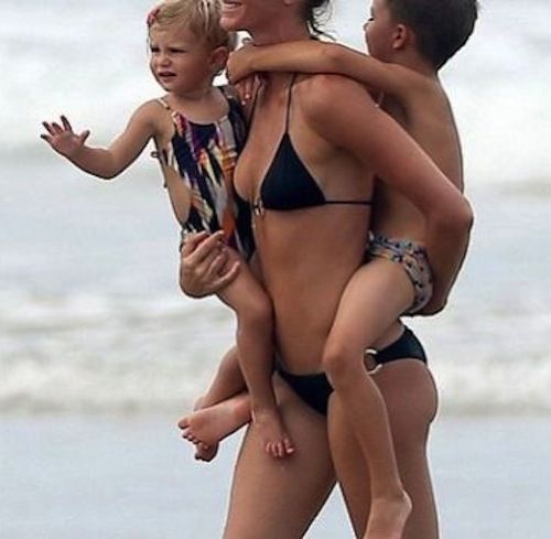 Αυτή η σούπερ μαμά σηκώνει μόνη της τα οικογενειακά... βάρη στην παραλία! (φωτογραφίες)