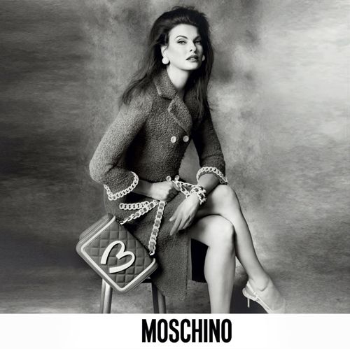 Linda Evangelista: πρωταγωνιστεί στη νέα Moschino καμπάνια