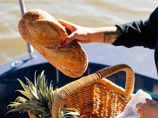 Ούτε μεμβράνη, ούτε σακουλάκια: ο έξυπνος τρόπος για να μένει το ψωμί φρέσκο και αφράτο για μέρες