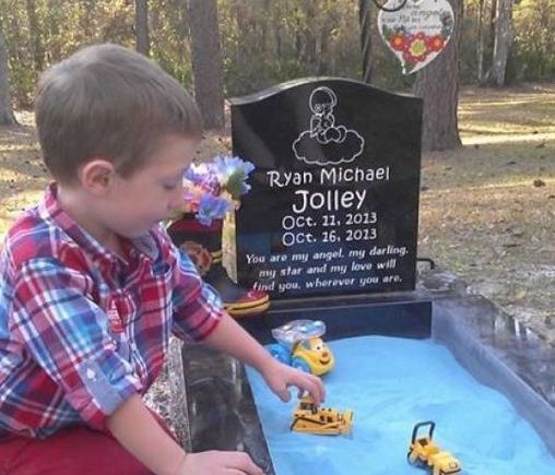 Έκανε τον τάφο παιδότοπο για να παίζει με τον αδερφό του...