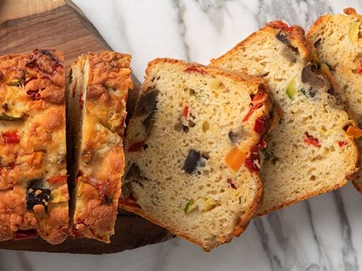 Άκης Πετρετζίκης: Κέικ με γιαούρτι και ψητά λαχανικά