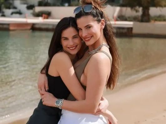 Η Χριστίνα με την Ελίνα Μπόμπα και 4 ακόμα γνωστές Ελληνίδες που είναι αχώριστες με τις αδερφές τους