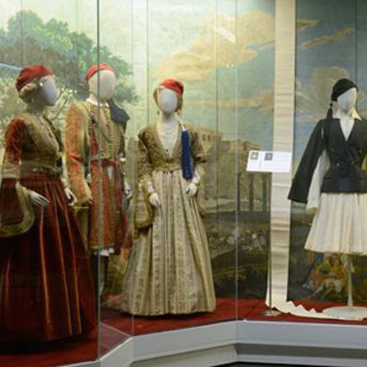 «Παρίσι – Αθήνα»: Το μοντέλο του Jean Paul Gaultier στο Μουσείο Μπενάκη