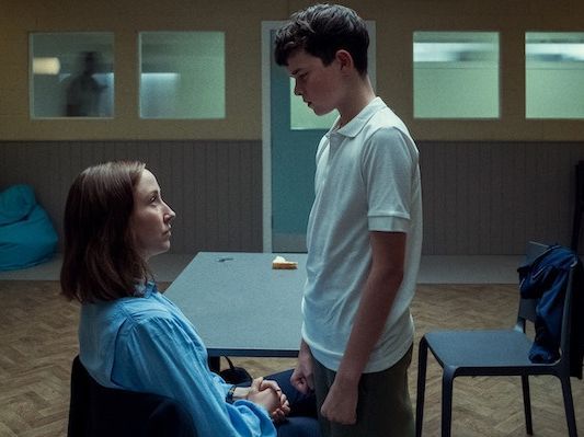 Το «Adolescence» κάνει τα σχολεία στη Βρετανία να εισάγουν μαθήματα κατά του μισογυνισμού -επιτέλους