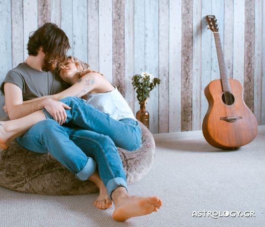 Πανσέληνος στον Κριό: Προβλέψεις για τα ερωτικά και τις σχέσεις σου