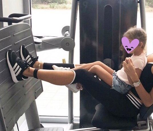 Γνωστή Ελληνίδα μαμά στο γυμναστήριο με την κόρη της (pics)