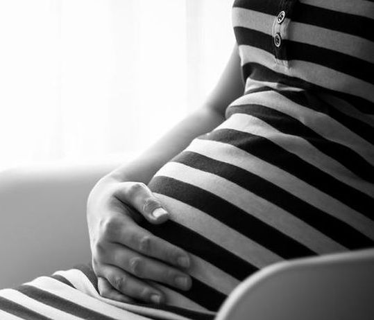 Ηλικία τεκνοποίησης μητέρας: Πώς επηρεάζει το πότε θα αποκτήσει παιδί η κόρη