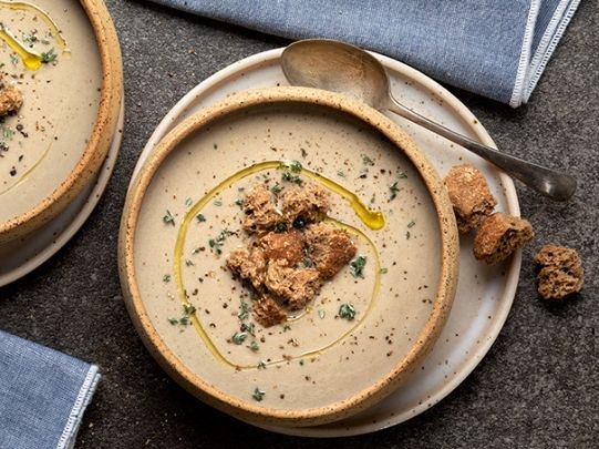 Άκης Πετρετζίκης: Μανιταρόσουπα με σελινόριζα και λάδι τρούφας