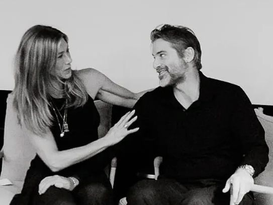 Ο Jim Curtis μίλησε πρώτη φορά για τη σχέση του με την Aniston και όχι, δεν ήταν αμέσως ζευγάρι