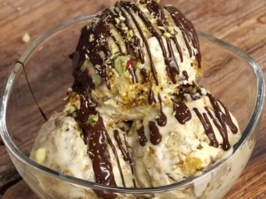 Άκης Πετρετζίκης: Παγωτό Dubai chocolate