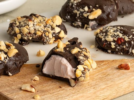 Άκης Πετρετζίκης: Παγωτίνια με γιαούρτι και μαρμελάδα φράουλα