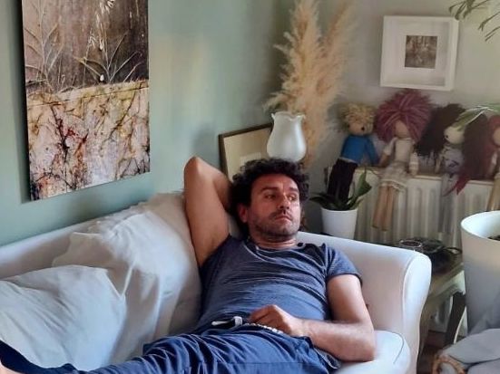 Στο βίντεο του Μελέτη Ηλία με τον γιο του είδαμε το ρουστίκ χρωματιστό σαλόνι του σπιτιού του