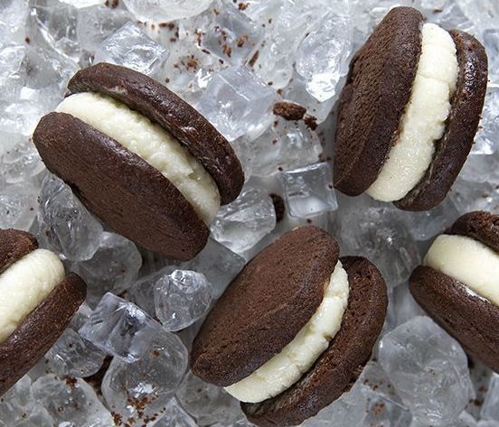 Σάντουιτς με παγωτό βανίλια από τον Άκη Πετρετζίκη