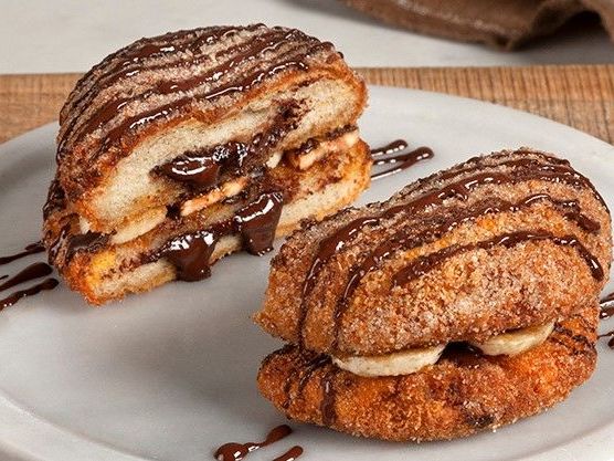 Άκης Πετρετζίκης: Fried banana burger