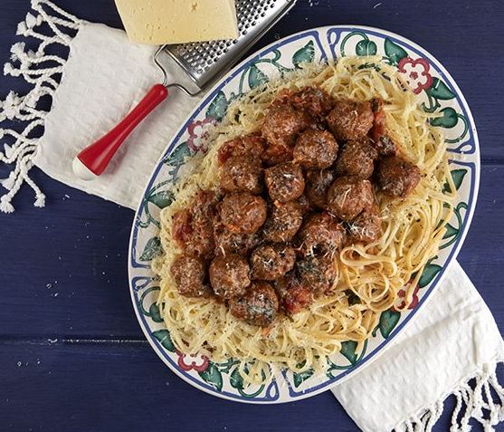 Άκης Πετρετζίκης: Μακαρονάδα με κεφτεδάκια