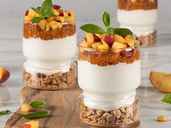 Άκης Πετρετζίκης: Light cheesecakes με μαρμελάδα ροδάκινο