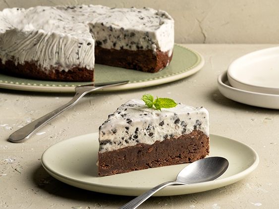 Άκης Πετρετζίκης: Τούρτα παγωτό με brownie