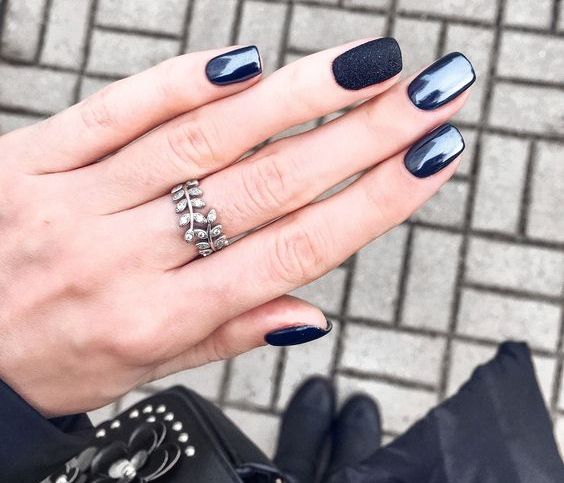 Mirror nails: Το νέο trend στα νύχια που κλέβει τις εντυπώσεις
