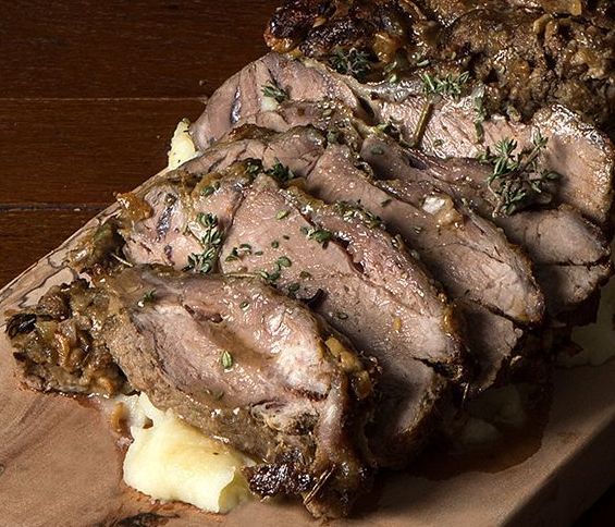 Άκης Πετρετζίκης: Αρνί μπούτι φιλέτο στον φούρνο