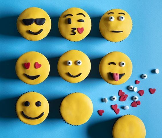 Άκης Πετρετζίκης: Συνταγή για Emoji cupcakes