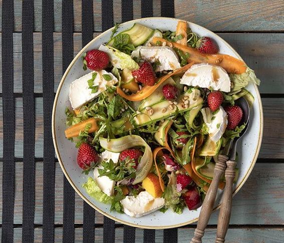 Καλοκαιρινή σαλάτα με φρούτα και κατσικίσιο τυρί από τον Άκη Πετρετζίκη