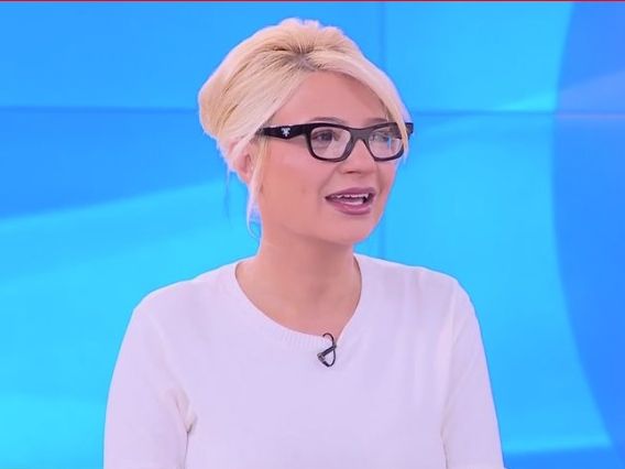 Η Φαίη Σκορδά επέστρεψε στο Buongiorno με γυαλιά: Η χρόνια πάθηση στα μάτια και η επέμβαση