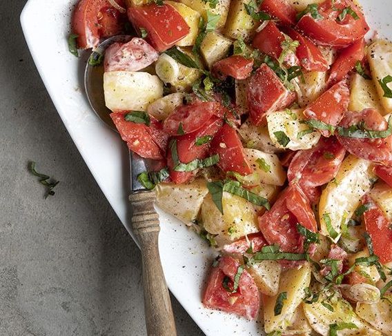 Άκης Πετρετζίκης: Πατατοσαλάτα με ντομάτες