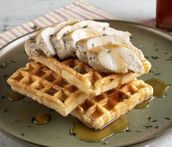 Ο Άκης Πετρετζίκης φτιάχνει κοτόπουλο... σε βάφλα!