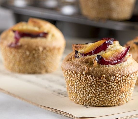 Muffins με κινόα και δαμάσκηνα από τον Άκη Πετρετζίκη