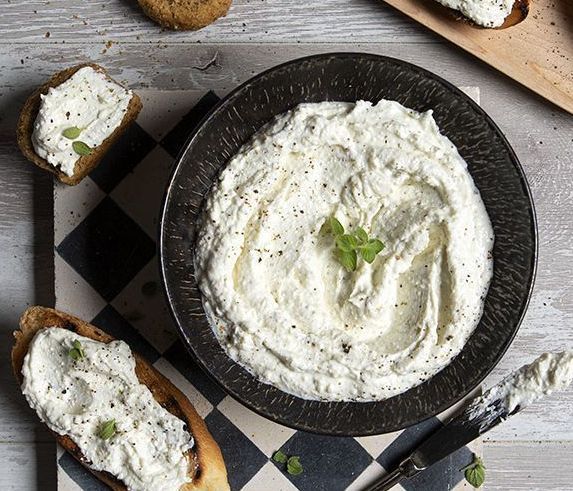 Μους φέτας από τον Άκη Πετρετζίκη