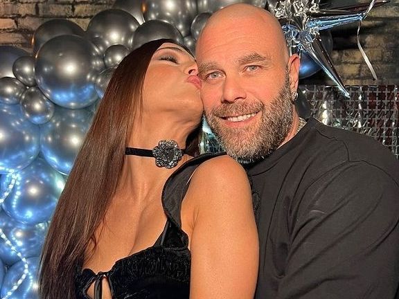 Η Ήβη Αδάμου έκλεισε τα 30 με ένα disco look και μέσα στην αγκαλιά του Μιχάλη της