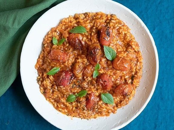 Άκης Πετρετζίκης: Ντοματόρυζο με ψητά ντοματίνια
