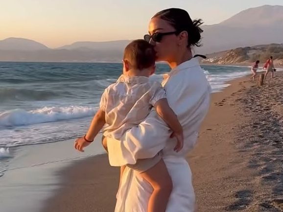 Δύο μέρες μετά τα γενέθλια του μπαμπά της η Ελένη Φουρέιρα γιορτάζει 2 χρόνια με τον γιο της