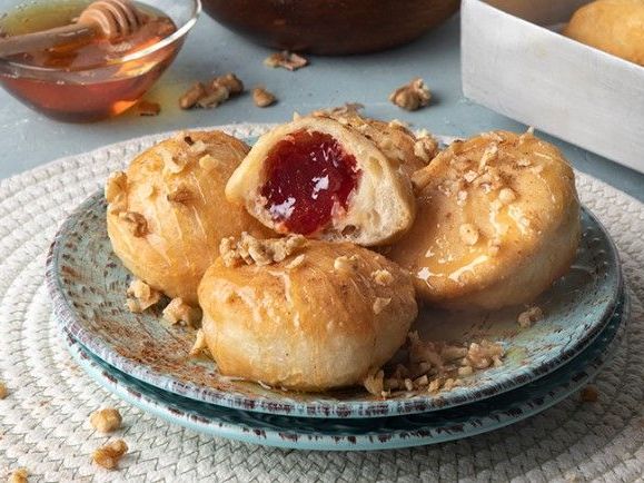 Άκης Πετρετζίκης: Τηγανίτες γεμιστές με μαρμελάδα