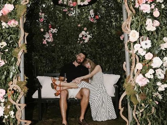 Πλάνα από το σπίτι του Travis Kelce που μένει με την Taylor Swift: Ο κήπος - παράδεισος ξεχωρίζει