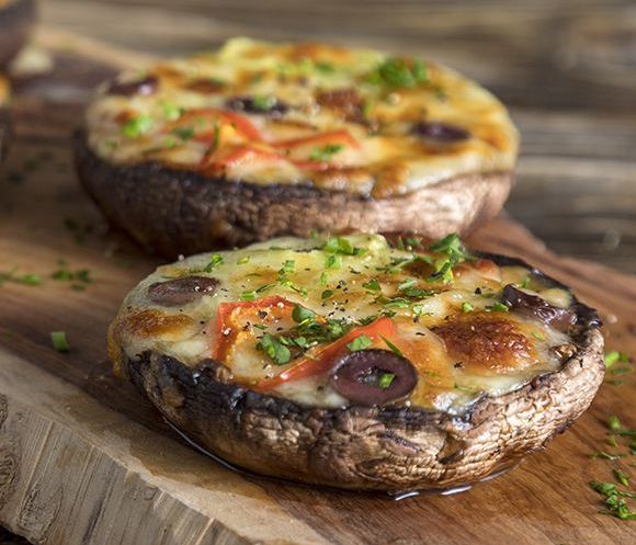 Mανιτάρια πίτσα από τον Άκη Πετρετζίκη