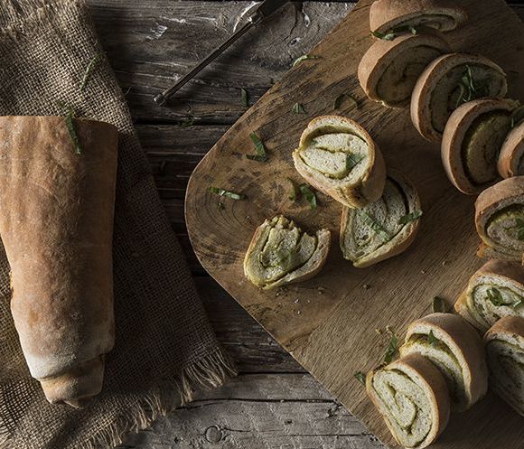 Άκης Πετρετζίκης: Εύκολο ψωμί με πέστο