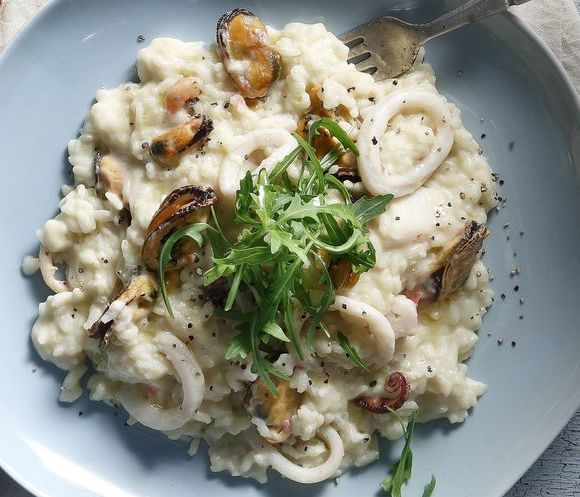 Άκης Πετρετζίκης: Ριζότο με θαλασσινά και ταχίνι