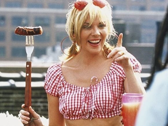 Γιατί όλο και περισσότερες γυναίκες θέλουν να γίνουν η «cool θεία»;