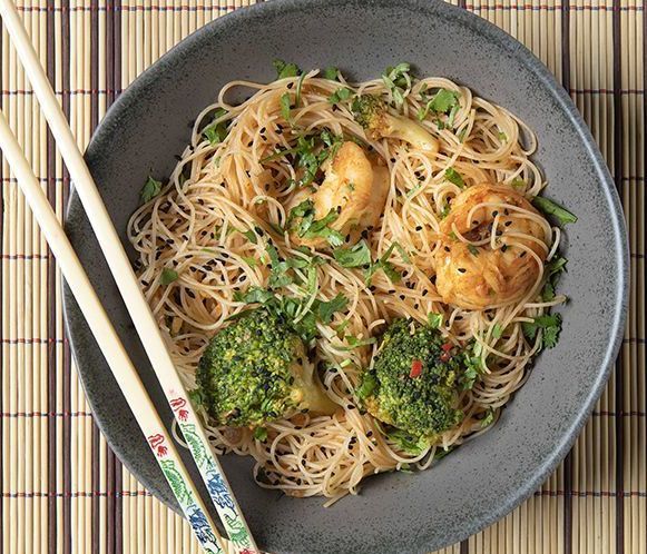Noodles με γαρίδες και μπρόκολο από τον Άκη Πετρετζίκη